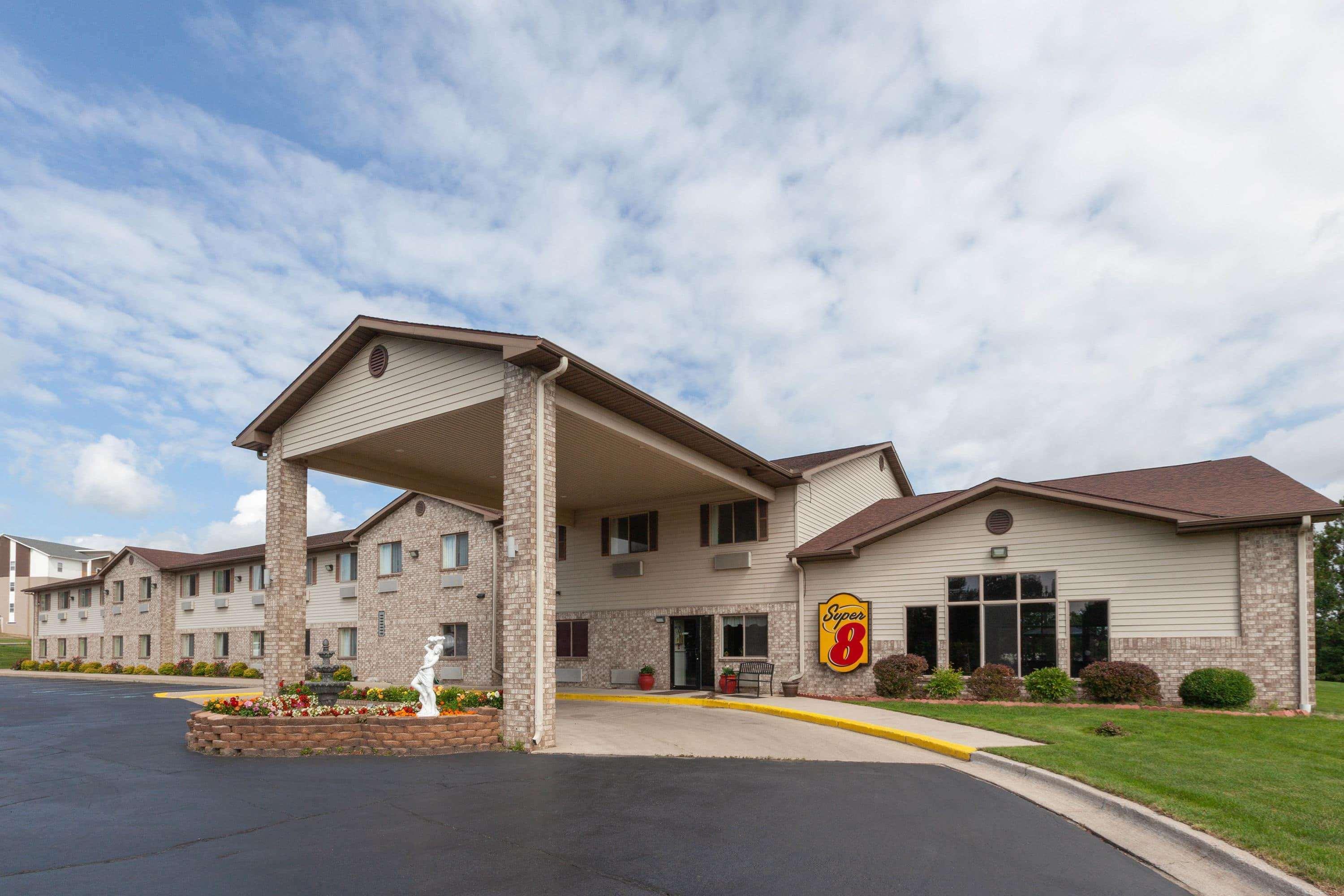 Super 8 By Wyndham Big Rapids Motel Exterior photo