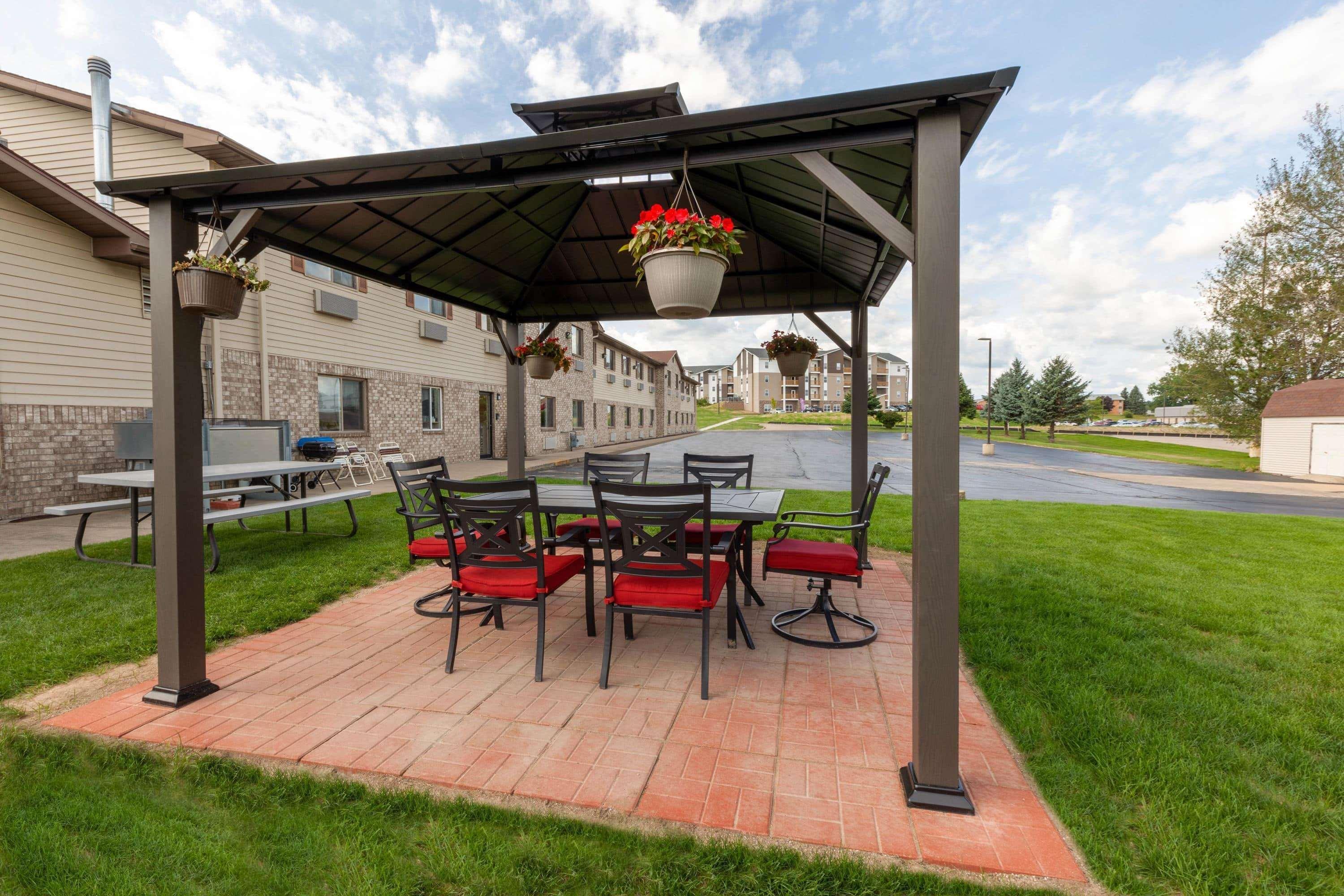 Super 8 By Wyndham Big Rapids Motel Exterior photo